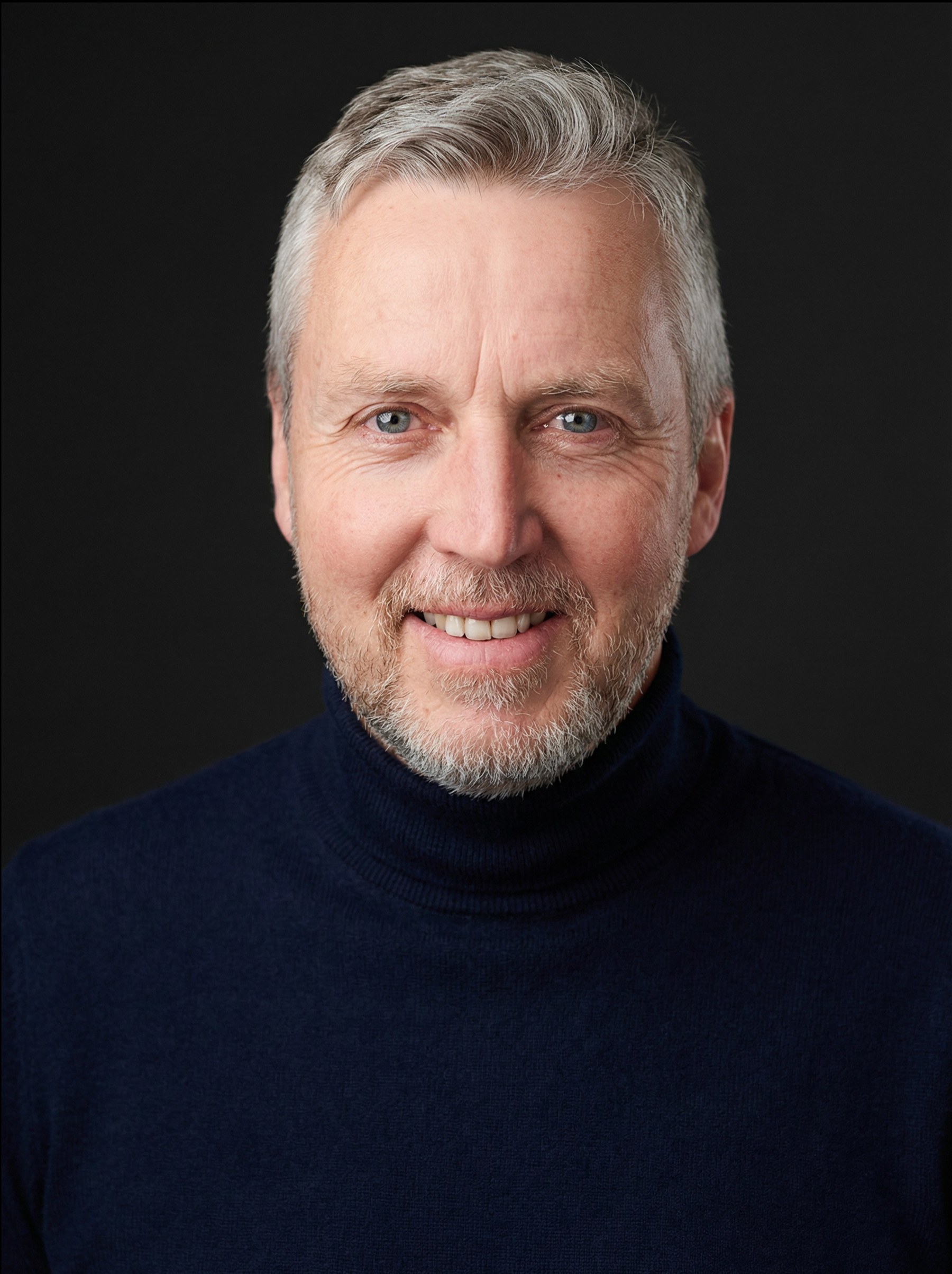 Hermann Bettge, Gründer von Bewusstsein.ohne.Limit, in seinem Arbeitszimmer
